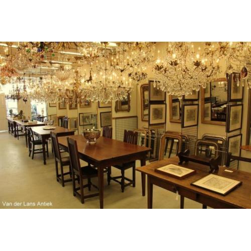 Antieke kroonluchters, plafonnieres, lantaarns, wandlampen.