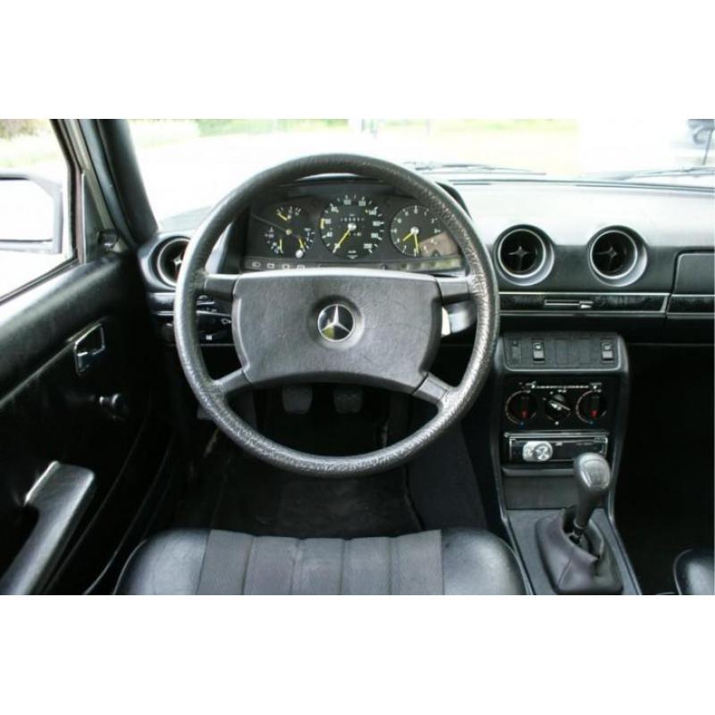 Mercedes-Benz 200-serie 200 '82, Maagdelijk mooi ! stuurbekr