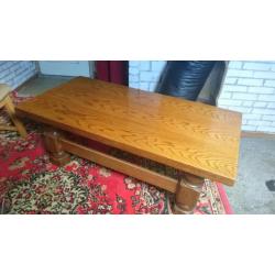 Massief gelakte eiken salontafel