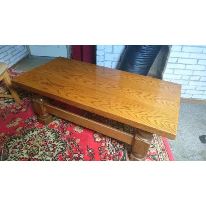 Massief gelakte eiken salontafel