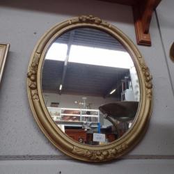 Ovale klassieke spiegel met gouden lijst 57 x 47 cm