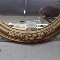 Ovale klassieke spiegel met gouden lijst 57 x 47 cm