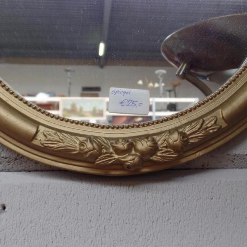 Ovale klassieke spiegel met gouden lijst 57 x 47 cm