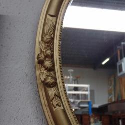 Ovale klassieke spiegel met gouden lijst 57 x 47 cm