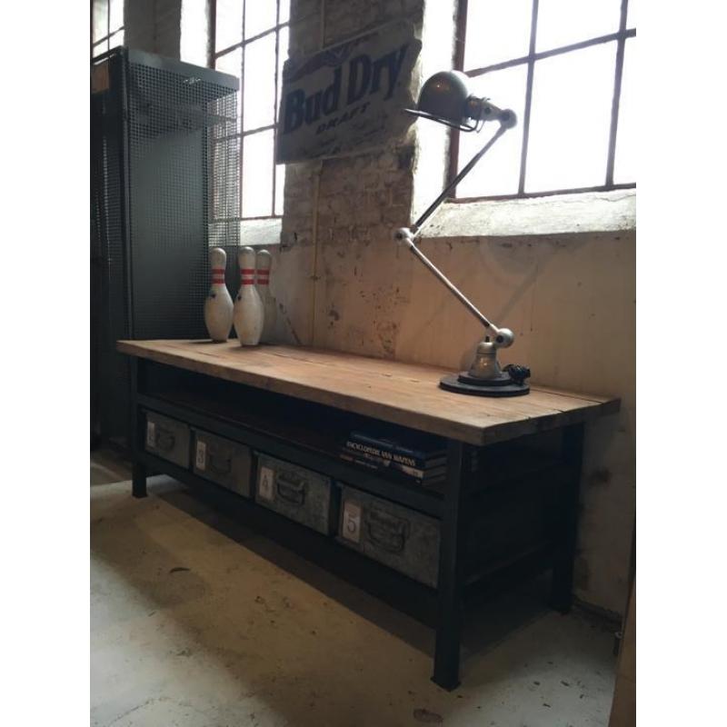 Industrieel TV-meubel laag dressoir vintage fabrieksbakken.
