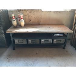 Industrieel TV-meubel laag dressoir vintage fabrieksbakken.