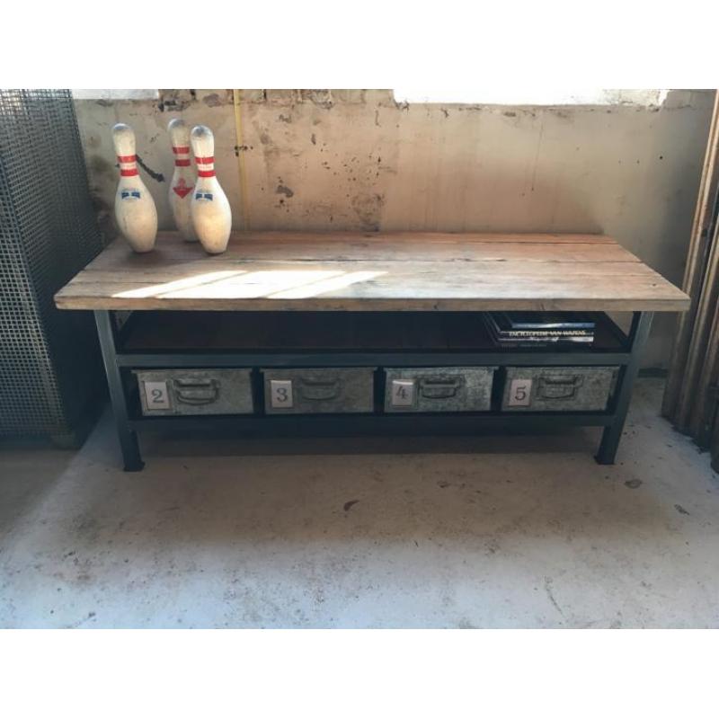 Industrieel TV-meubel laag dressoir vintage fabrieksbakken.