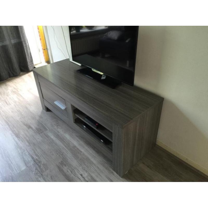 Zgan grijze tv kast mooi!