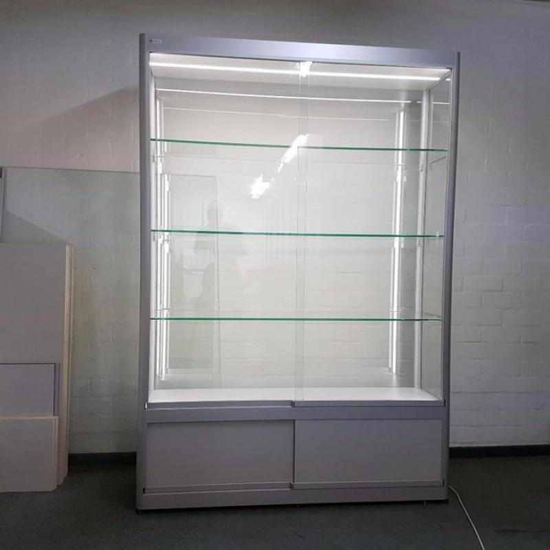 Vitrinekasten glas, Led vitrines, zondag Febrieksverkoop!