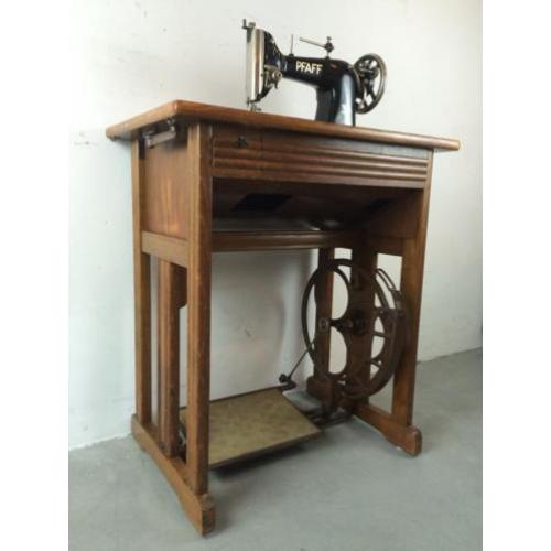 MPH 874-4 CURIOSA Pfaff trap-naaimachine met tafel