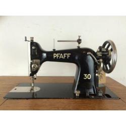 MPH 874-4 CURIOSA Pfaff trap-naaimachine met tafel