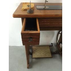 MPH 874-4 CURIOSA Pfaff trap-naaimachine met tafel