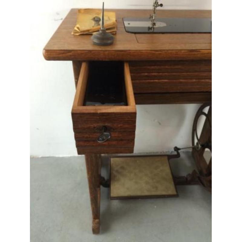 MPH 874-4 CURIOSA Pfaff trap-naaimachine met tafel