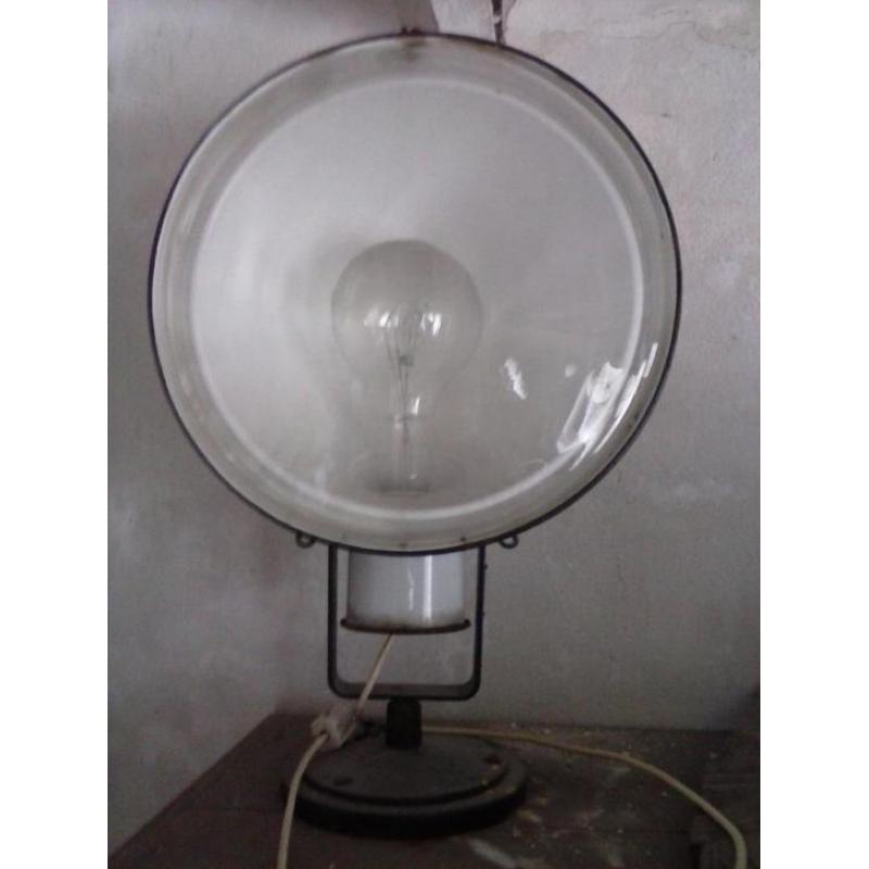 zeer oude lamp voor verlichten gebouw