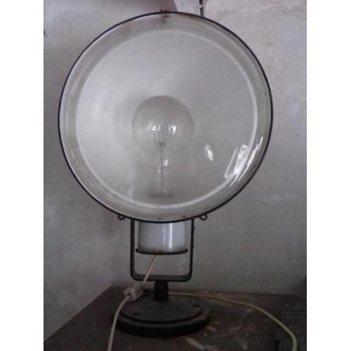 zeer oude lamp voor verlichten gebouw