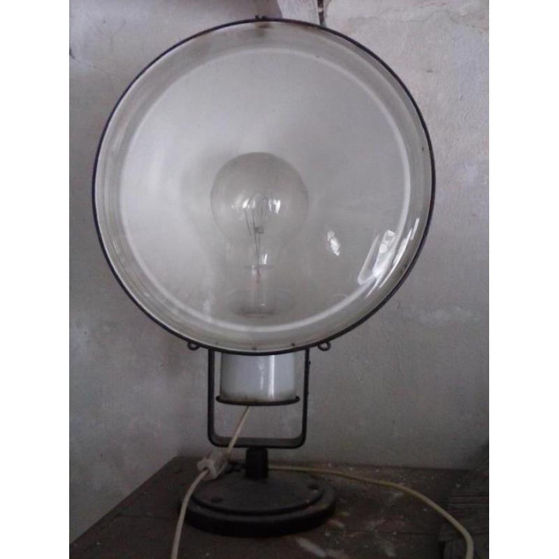 zeer oude lamp voor verlichten gebouw