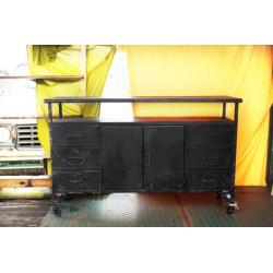 Zwart dressoir industrieel. Op wielen. V.a. € 399,-