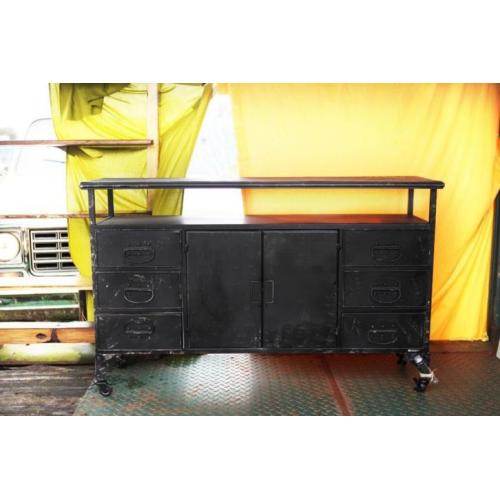 Zwart dressoir industrieel. Op wielen. V.a. € 399,-