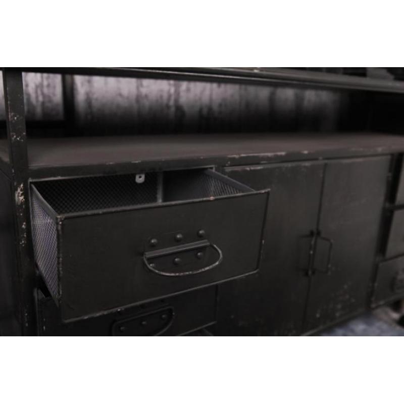 Zwart dressoir industrieel. Op wielen. V.a. € 399,-
