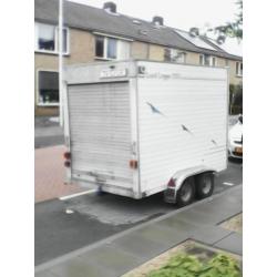 gesloten tandemasser met roldeur
