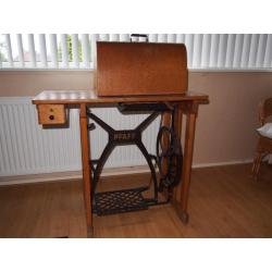 te koop antieke trapnaaimachine merk Pfaff