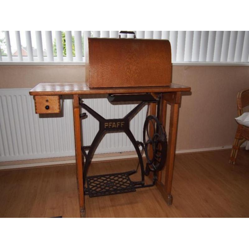 te koop antieke trapnaaimachine merk Pfaff