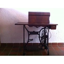Antieke ijzeren trapnaaimachine Anker