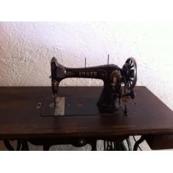 Antieke ijzeren trapnaaimachine Anker