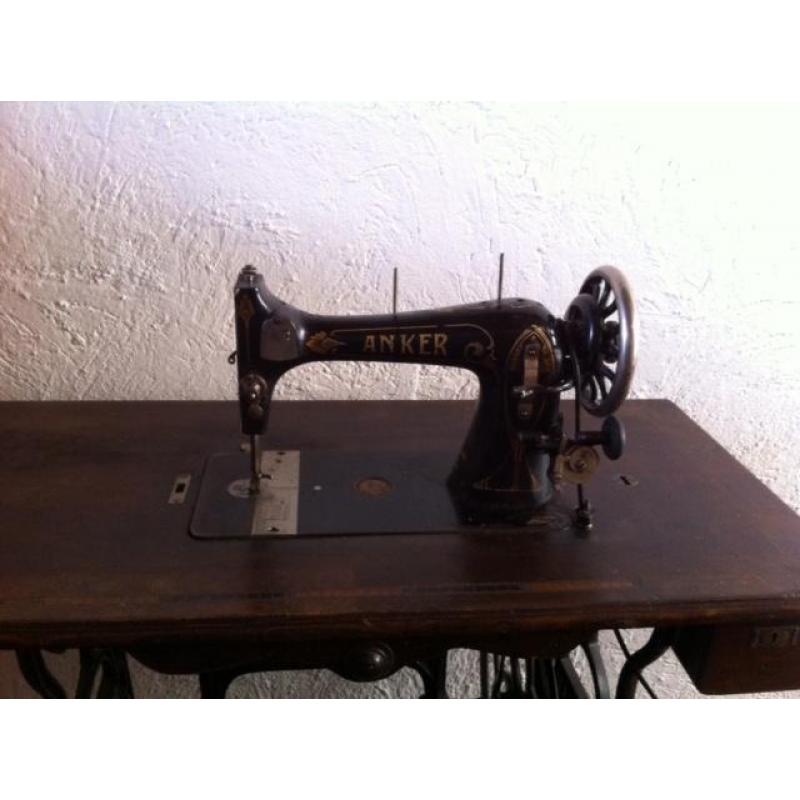 Antieke ijzeren trapnaaimachine Anker