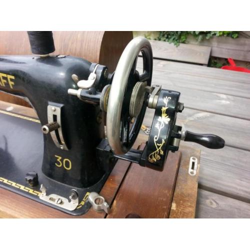 Antieke naaimachine incl houten kap met sleutel