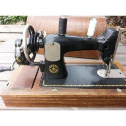 Antieke naaimachine incl houten kap met sleutel