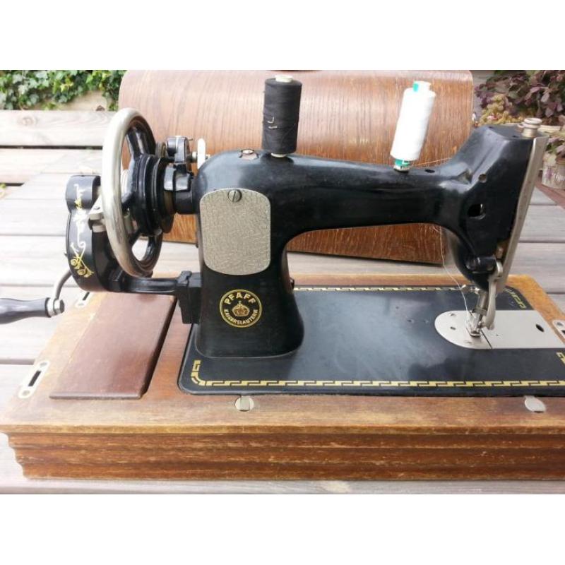 Antieke naaimachine incl houten kap met sleutel