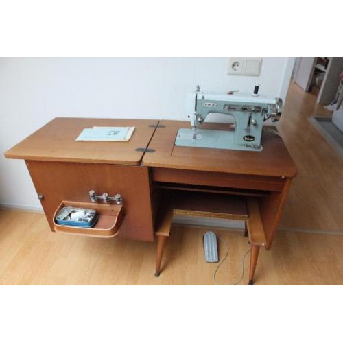 Naaimachine compleet met kast