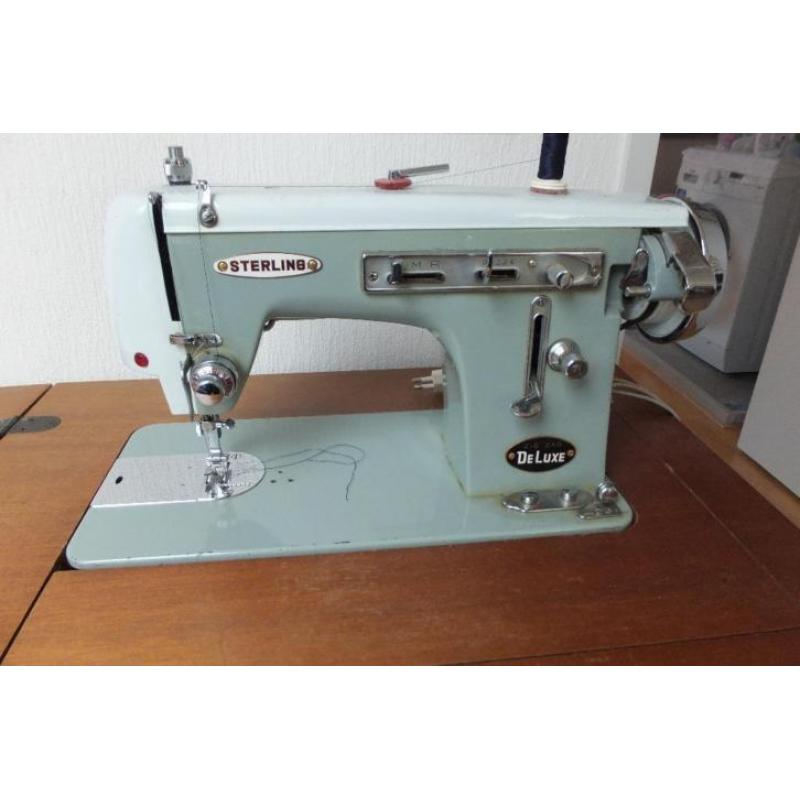 Naaimachine compleet met kast