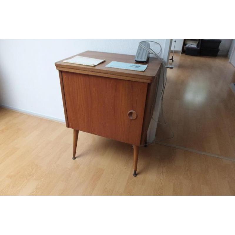 Naaimachine compleet met kast