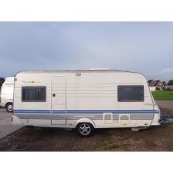 Deze zeer nette Hobby 495 de luxe is voorzienv an: vast