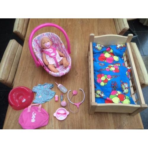 Te koop Baby Born inclusief bedje, maxi cosi en accessoires