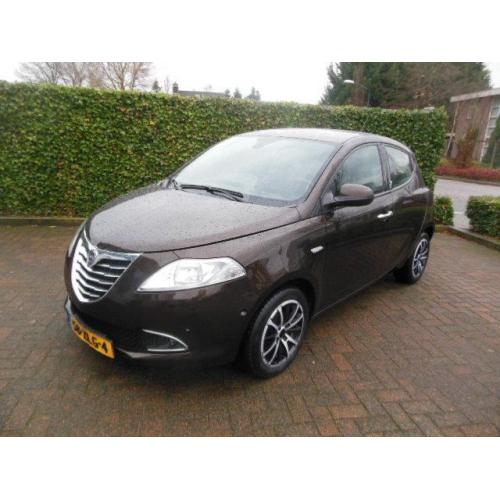 Lancia Ypsilon 0.9 Twinair 85PK 2012 Zwart autom. inparkeren