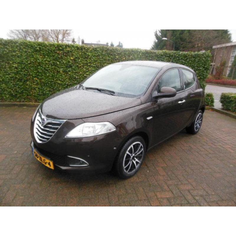 Lancia Ypsilon 0.9 Twinair 85PK 2012 Zwart autom. inparkeren