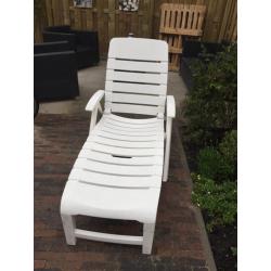 Tuinset ; tafel, 4 stoelen en een ligbed!