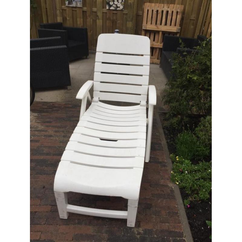 Tuinset ; tafel, 4 stoelen en een ligbed!
