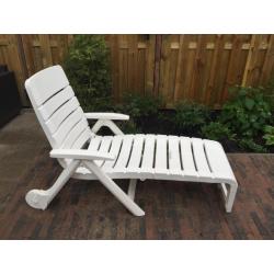 Tuinset ; tafel, 4 stoelen en een ligbed!