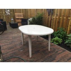 Tuinset ; tafel, 4 stoelen en een ligbed!