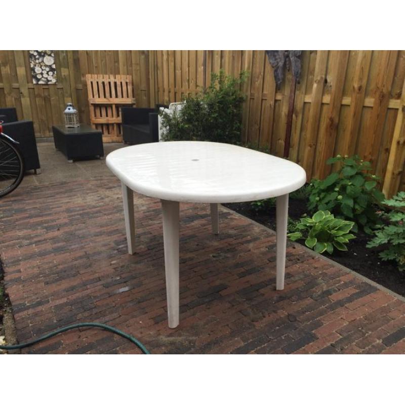 Tuinset ; tafel, 4 stoelen en een ligbed!
