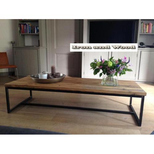 Robuuste industriele salontafels op maat , staal en oud hout