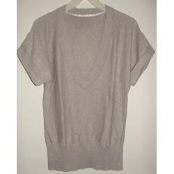 Nieuw beige zandkleur shirt lage V hals