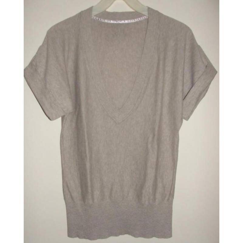 Nieuw beige zandkleur shirt lage V hals