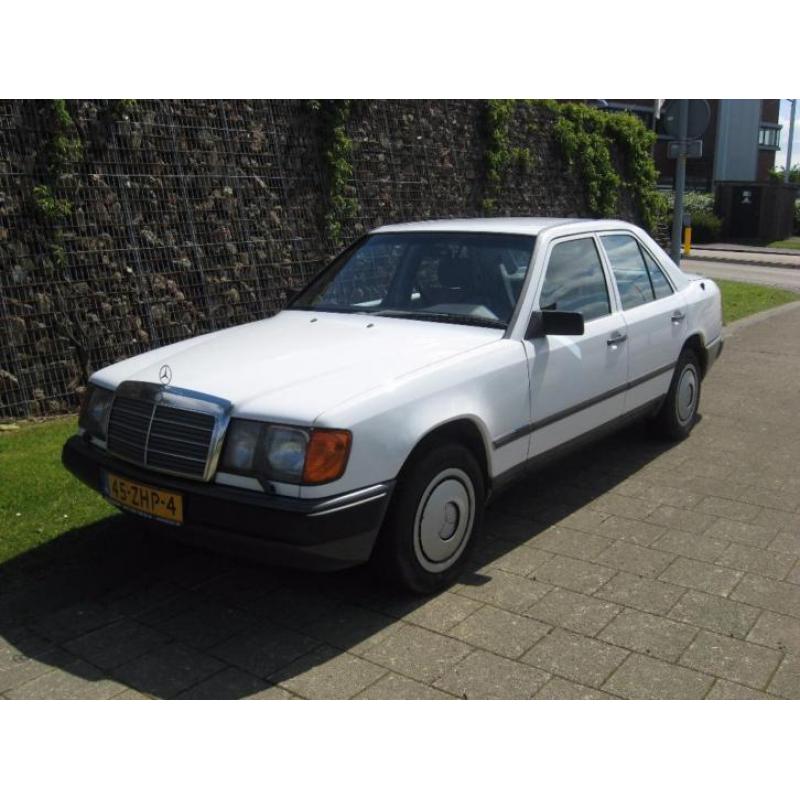 schuurvondst auto Mercedes 230 E 1987 Wit
