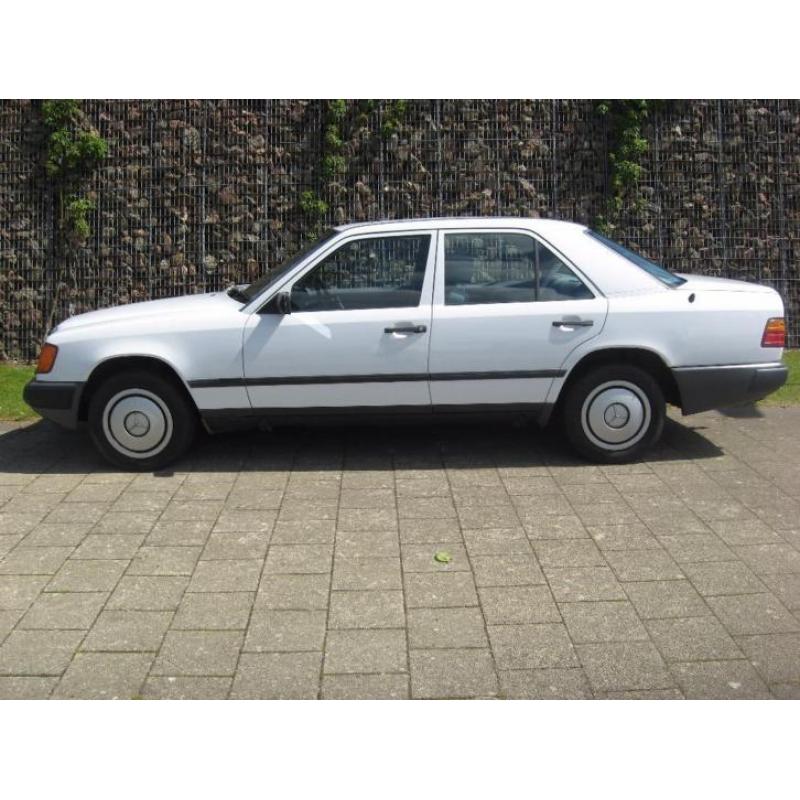 schuurvondst auto Mercedes 230 E 1987 Wit