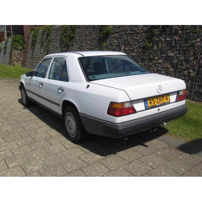 schuurvondst auto Mercedes 230 E 1987 Wit
